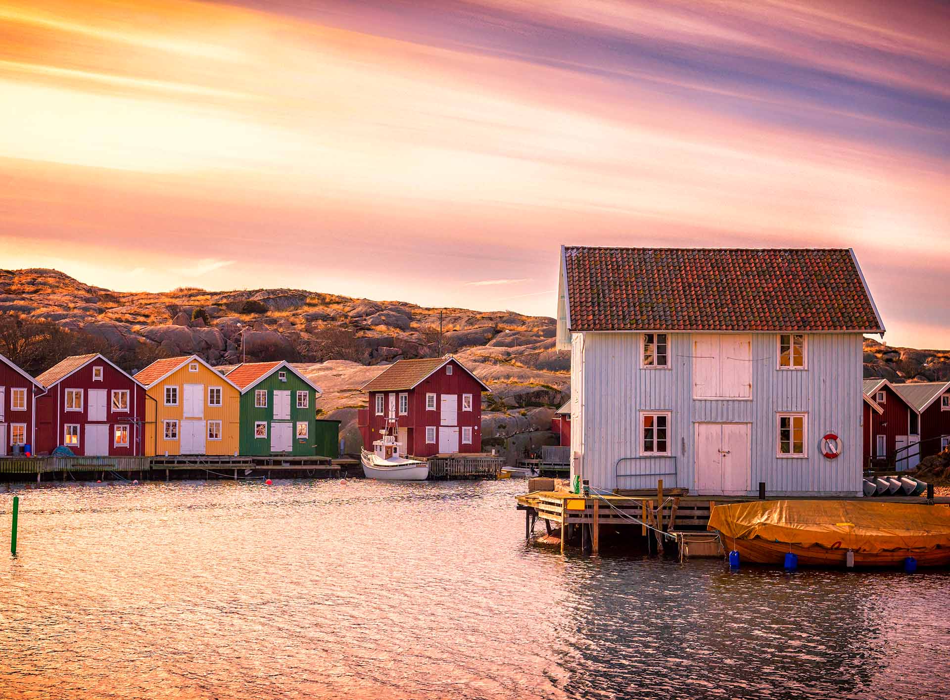 Mit Holzschutz gestrichene Schwedenhäuser am Wasser